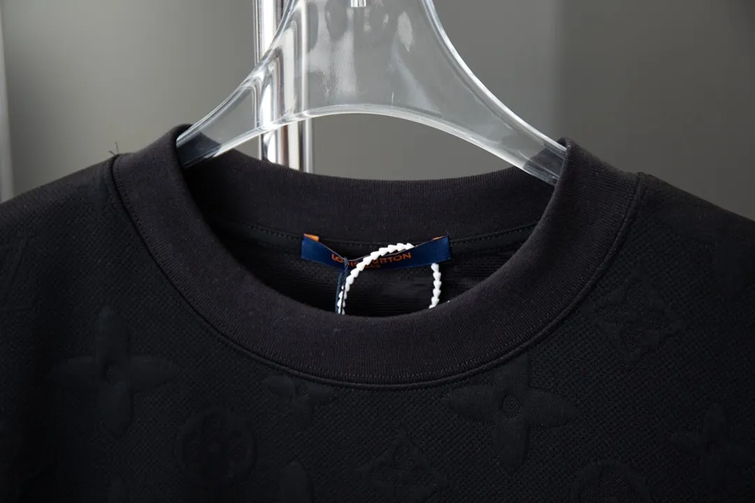 🅿️180 high quality LV 25 SS spring and summer latest round neck fashionable short-sleeved T-shirt, official website synchronization, pure cotton fabric at the counter! Comfortable against the skin, durable and easy to wear, classic and simple logo design, meticulous original craftsmanship, customized 260g vat-dyed fabric, very comfortable to the touch, latest brick cabinet synchronization, OS off-shoulder version, fashionable and personalized, super versatile and good-looking, very suitable for both men and women, must-have style, hang tag, collar label, washed wheat, complete with three labels S M L XL